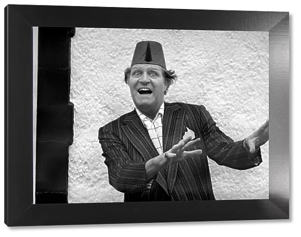 Comedian: Tommy Cooper. January 1975 75-00581-001