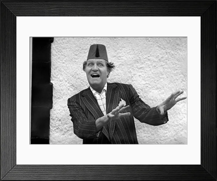 Framed Print : Comedian: Tommy Cooper. January 1975 75-00581-001