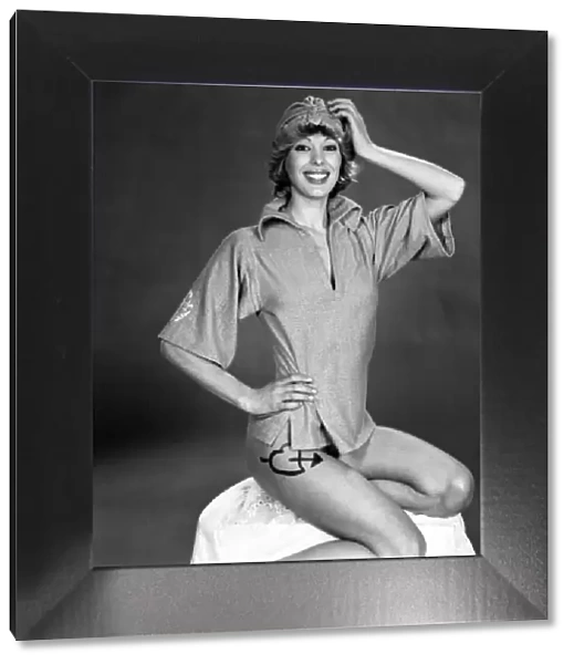 Model: Nicki Howarth. February 1975 75-00717-007
