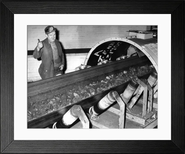 Framed Print : Conveyor belt operator Fred Bolton watches as the 1, 000 Framed Print : Conveyor belt operator Fred Bolton watches as the 1, 000