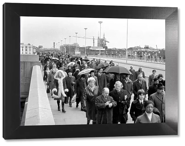 Commuters  /  Commuting: People walking to work. January 1975 75-00539-004