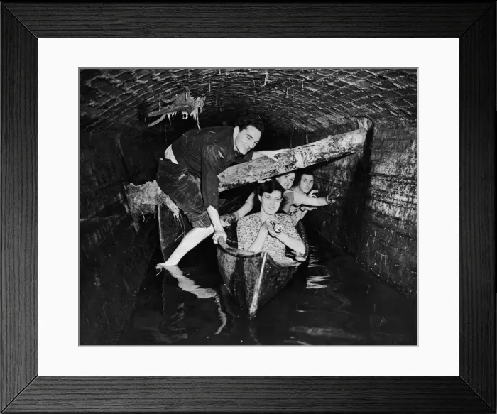 Framed Print : Oxford undergraduate students movel along in a boat during an initation ceremony in Framed Print : Oxford undergraduate students movel along in a boat during an initation ceremony in