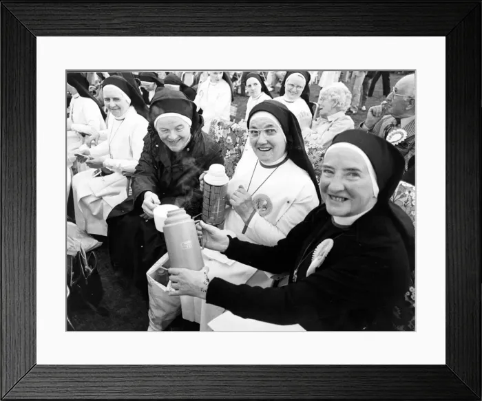 Framed Print : Nuns - Nuns enjoy a cup of tea from their flasks whilst they wait to see the Pope during