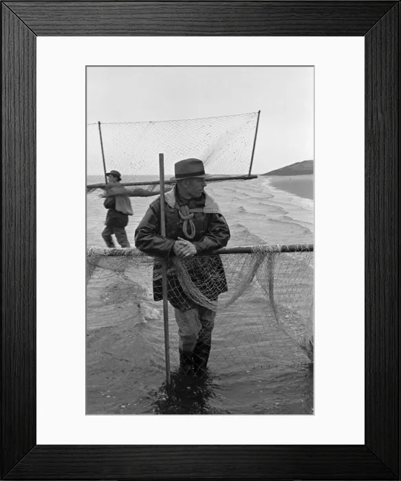 Framed Print : Fisherman from Annan preparing to fish The Solway Firth for salmon