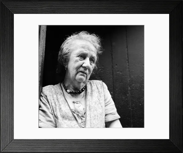 Framed Print : A Glasgow housewife leans against the front door of a tenement block in Govan Framed Print : A Glasgow housewife leans against the front door of a tenement block in Govan