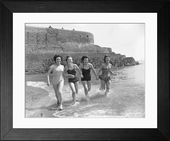 Framed Print : Friends enjoying some early summer sunshine on the south coast during the Whitsun Bank