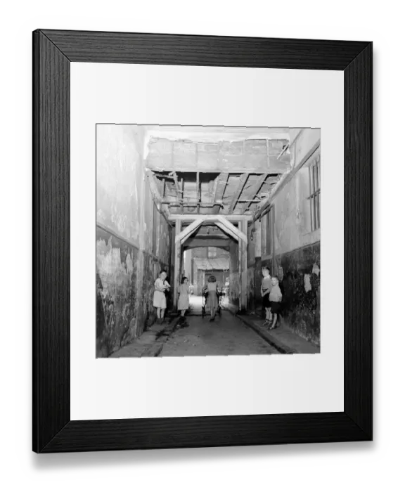 Framed Print : Children playing in the alley ways of the Tenement blocks in Govan, Glasgow