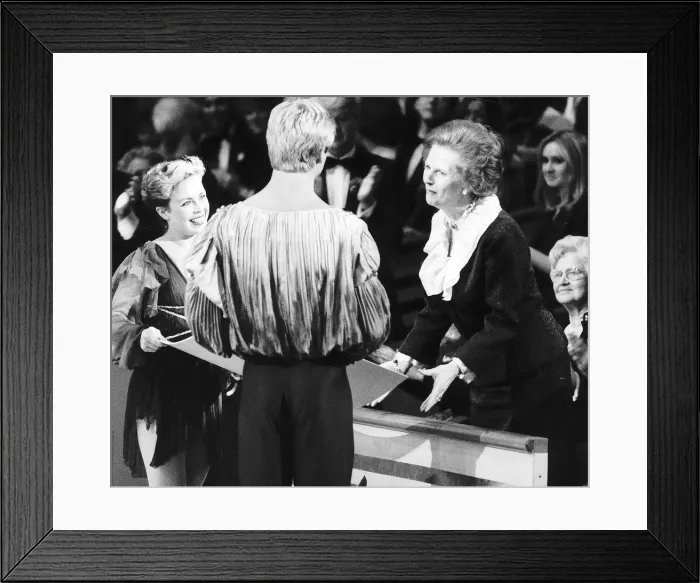 Framed Print : Christopher Dean and Jayne Torvill give a last performance at Richmond Ice Rink in front