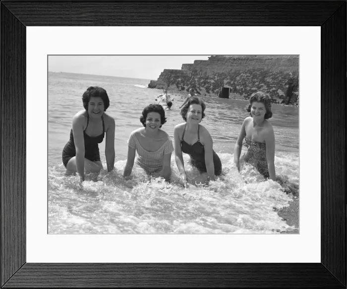 Framed Print : Friends enjoying so early summer sunshine on the south coast during the Whitsun Bank Framed Print : Friends enjoying so early summer sunshine on the south coast during the Whitsun Bank