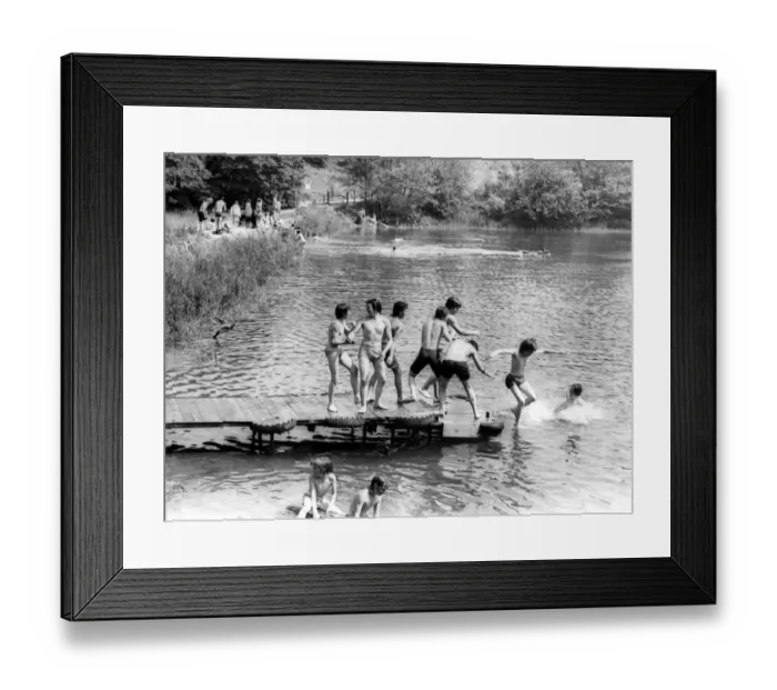 Framed Print : Young boys playing in the water on a hot day at Oldbury Reservoir near Atherstone Framed Print : Young boys playing in the water on a hot day at Oldbury Reservoir near Atherstone
