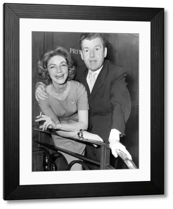 Framed Print : Kenneth More and Lauren Bacall at the Odeon Theatre, Leicester Square in 1959 Framed Print : Kenneth More and Lauren Bacall at the Odeon Theatre, Leicester Square in 1959