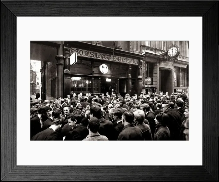 Framed Print : London Stock Exchange Busy men dealing the the buying and selling of shares Framed Print : London Stock Exchange Busy men dealing the the buying and selling of shares
