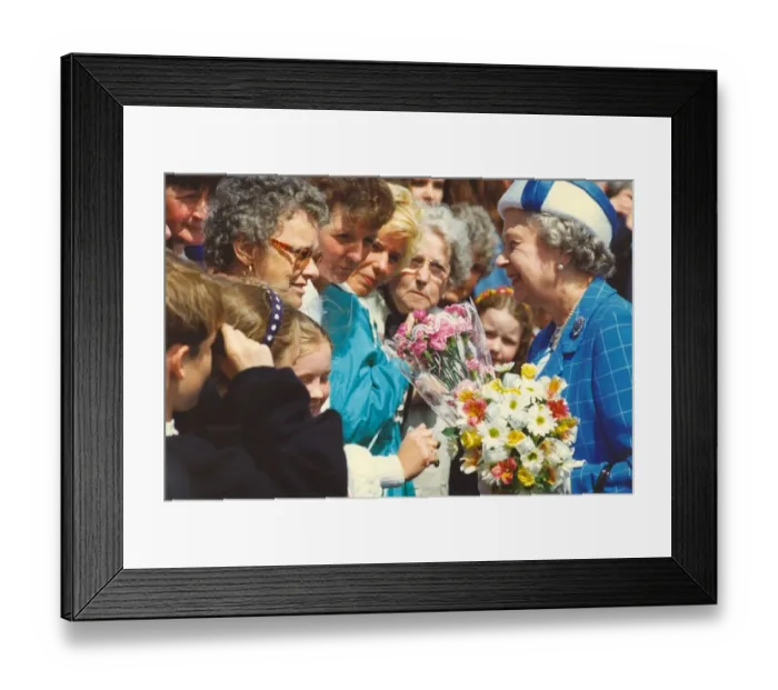 Framed Print : Queen Elizabeth II visits the town of Bedlington in Northumberland meeting the cheering