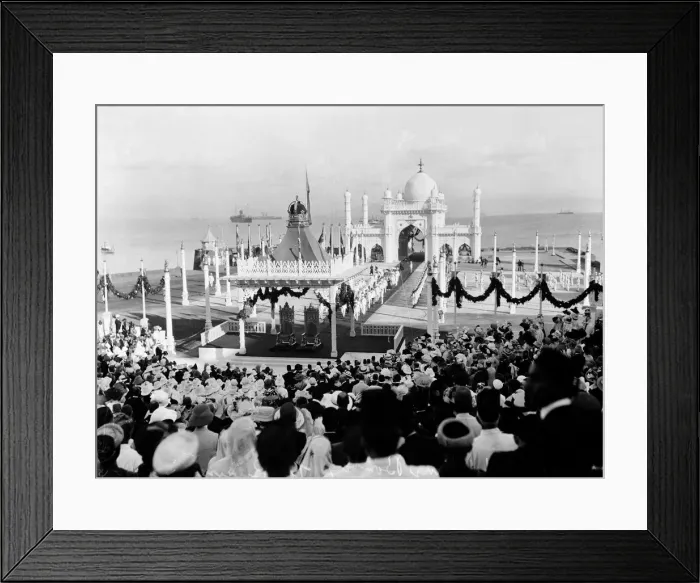 Framed Print : Royal Visit of King George V and Queen Mary to India A large crowd gathered to