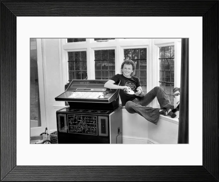 Framed Print : Singer / Songwriter / Musician: Mike Batt. February 1975 75-01143-007 Framed Print : Singer / Songwriter / Musician: Mike Batt. February 1975 75-01143-007