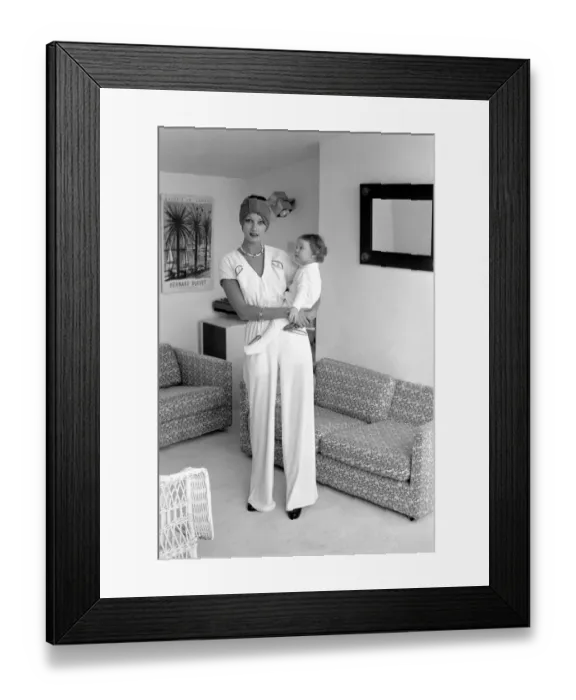 Framed Print : Fashion: Model Kate Howard and daughter Lucy. February 1975 75-00972-005