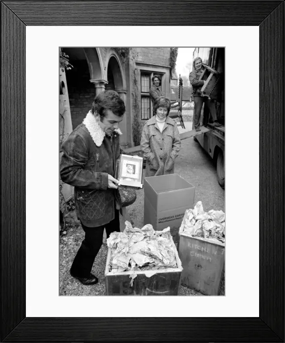 Framed Print : Golfer Tony Jacklin. Moving house. February 1975 75-01017-001 Framed Print : Golfer Tony Jacklin. Moving house. February 1975 75-01017-001