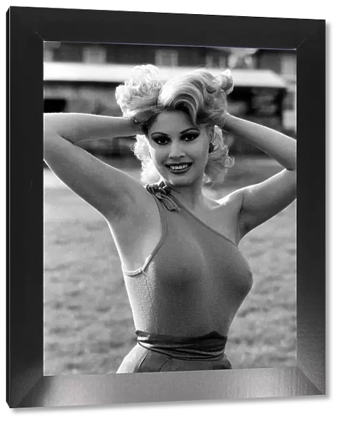 Glamour: Penina Golan. February 1975 75-01030-006