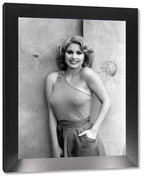 Glamour: Penina Golan. February 1975 75-01030-004