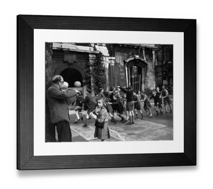 Framed Print : Oranges and lemons, say the belle of St. Clements, you owe me five farthings Framed Print : Oranges and lemons, say the belle of St. Clements, you owe me five farthings