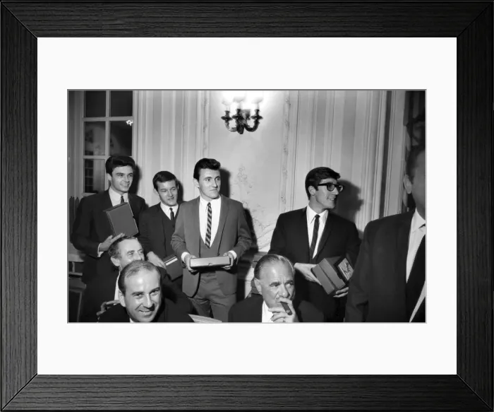 Framed Print : V. C. G. B. Luncheon: The Shadows receives reward. September 1964 S07988-001 Variety Club Framed Print : V. C. G. B. Luncheon: The Shadows receives reward. September 1964 S07988-001 Variety Club