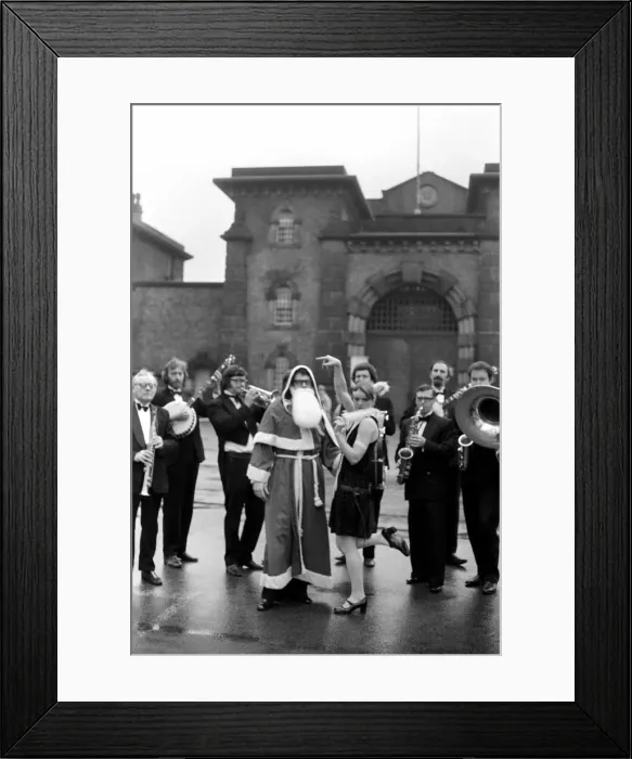Framed Print : Wandsworth Prisoners Get A 1920Is Christmas: For 500 prisoners of Wandsworth Prison Framed Print : Wandsworth Prisoners Get A 1920Is Christmas: For 500 prisoners of Wandsworth Prison