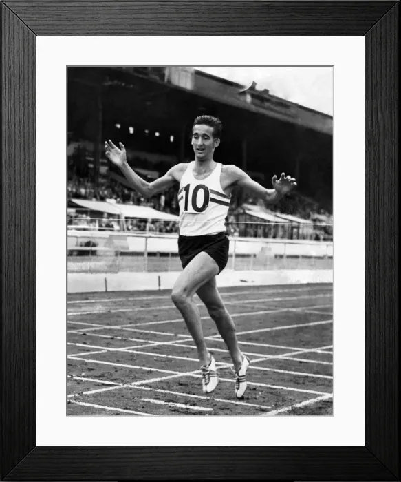 Framed Print : Gordon Pirie is here seen winning the two-miles invitation race in 8 mins 39 secs