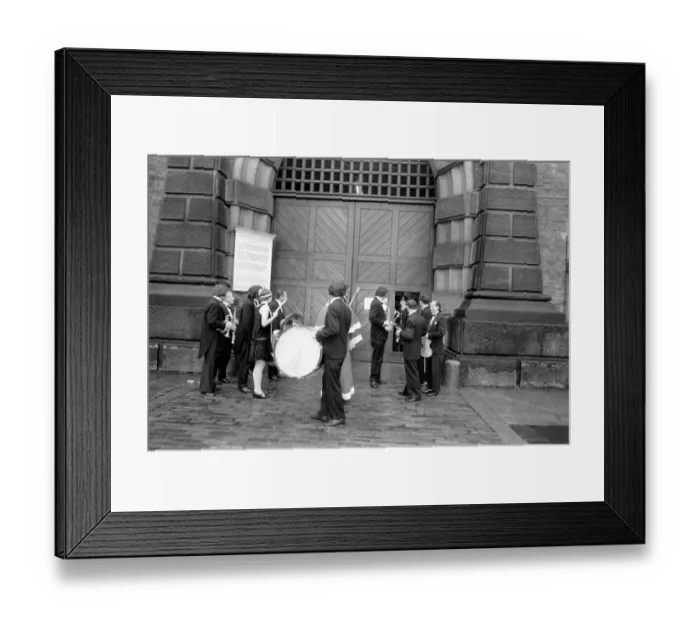 Framed Print : Wandsworth Prisoners Get A 1920Is Christmas: For 500 prisoners of Wandsworth Prison Framed Print : Wandsworth Prisoners Get A 1920Is Christmas: For 500 prisoners of Wandsworth Prison