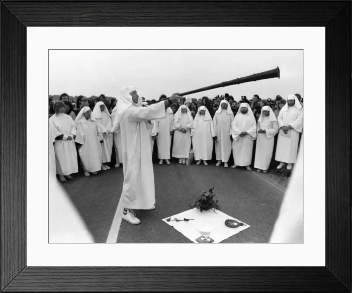 Framed Print : Druids and hippies gathered at Stonehenge this morning for the Solstice ceremony