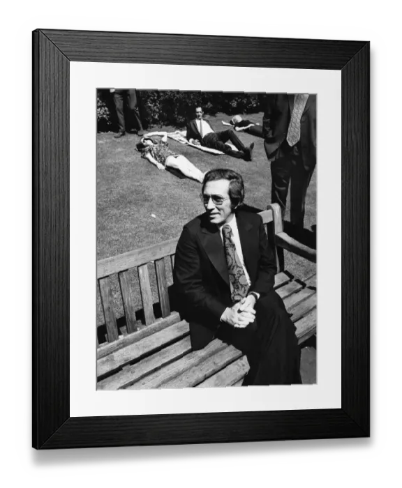 Framed Print : Popular American singer Andy Williams enjoys the London sunshine in the Embankment Framed Print : Popular American singer Andy Williams enjoys the London sunshine in the Embankment