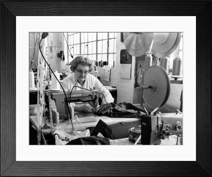 Framed Print : S. A. S. Secret weapon. When the Special Air Services leap into action from five miles high Framed Print : S. A. S. Secret weapon. When the Special Air Services leap into action from five miles high