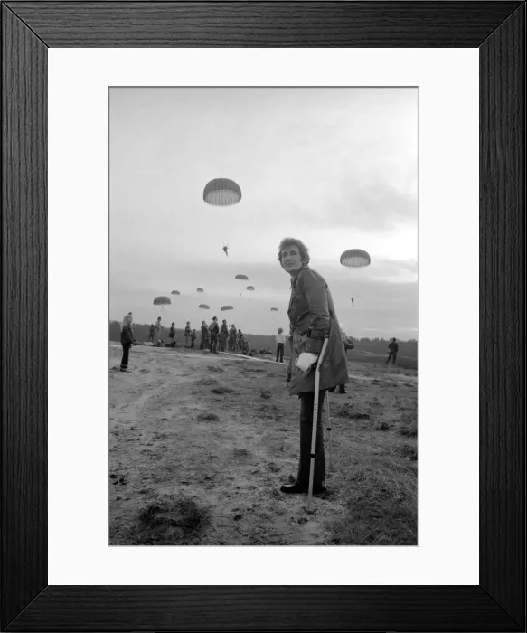 Framed Print : 9th Independent Parachute Squadron with wife after drop. February 1975 75-00893-008