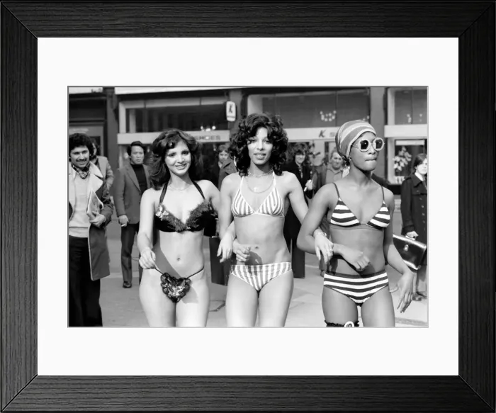 Framed Print : Glamour. February 1975 75-01100-004 Framed Print : Glamour. February 1975 75-01100-004