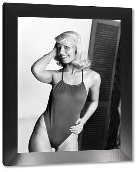 Glamour: Model: Chekkie Maskell, Marylin Jewrey. February 1975 75-01131-008
