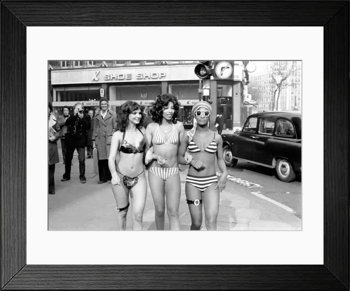 Framed Print : Glamour. February 1975 75-01100-012 Framed Print : Glamour. February 1975 75-01100-012