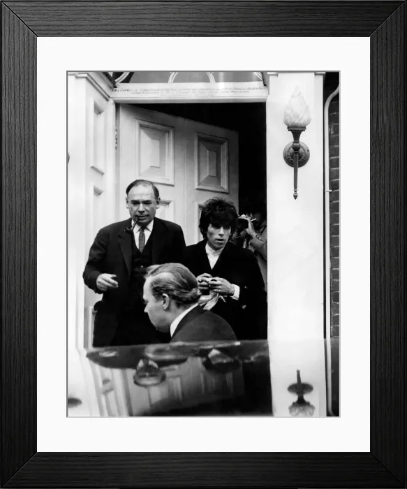 Framed Print : Keith Richards of the Rolling Stones at the Ship Hotel, Chichester during the lunch time Framed Print : Keith Richards of the Rolling Stones at the Ship Hotel, Chichester during the lunch time