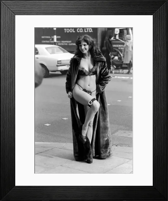Framed Print : Glamour. February 1975 75-01100-010 Framed Print : Glamour. February 1975 75-01100-010
