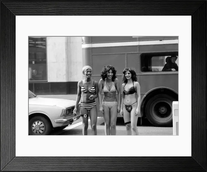 Framed Print : Glamour. February 1975 75-01100-002 Framed Print : Glamour. February 1975 75-01100-002