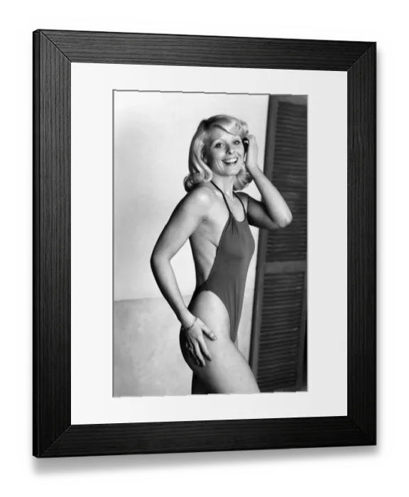 Framed Print : Glamour: Model: Chekkie Maskell, Marylin Jewrey. February 1975 75-01131-002