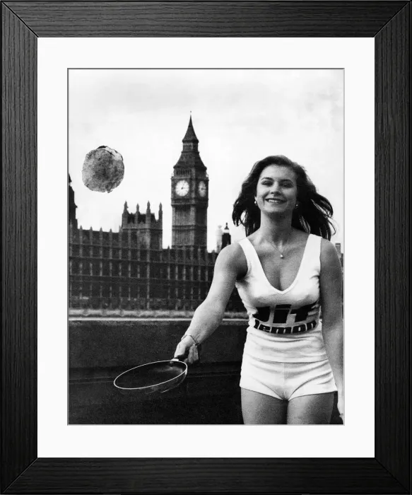 Framed Print : The Unidentified Flying Objects see over London yesterday (Monday) were pancakes Framed Print : The Unidentified Flying Objects see over London yesterday (Monday) were pancakes