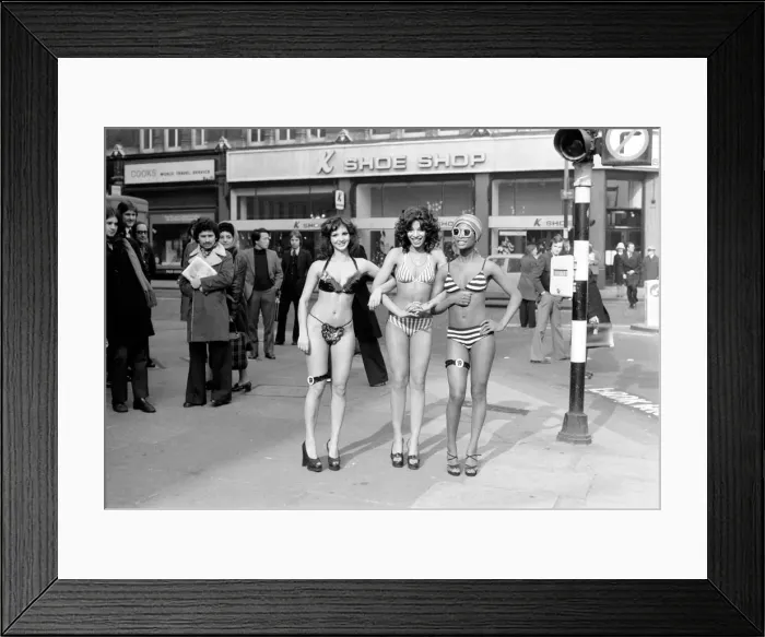 Framed Print : Glamour. February 1975 75-01100-017 Framed Print : Glamour. February 1975 75-01100-017