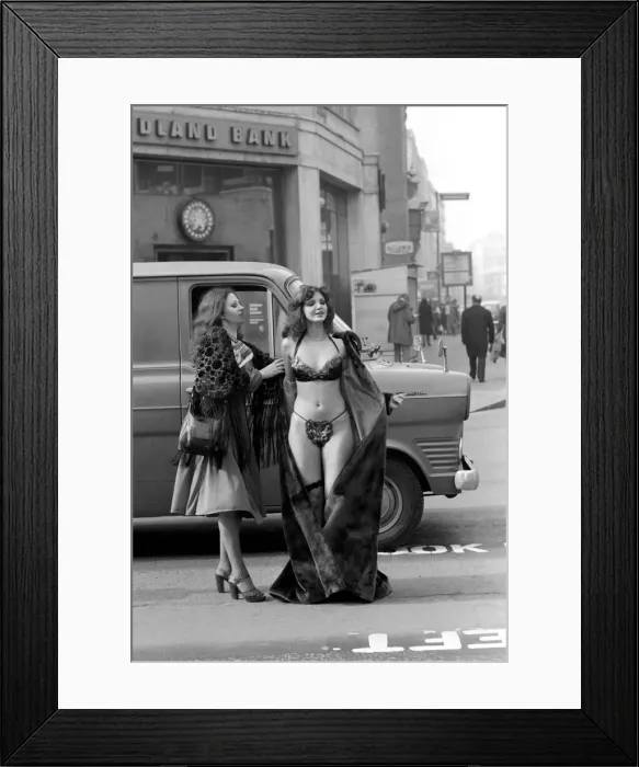 Framed Print : Glamour. February 1975 75-01100-007 Framed Print : Glamour. February 1975 75-01100-007