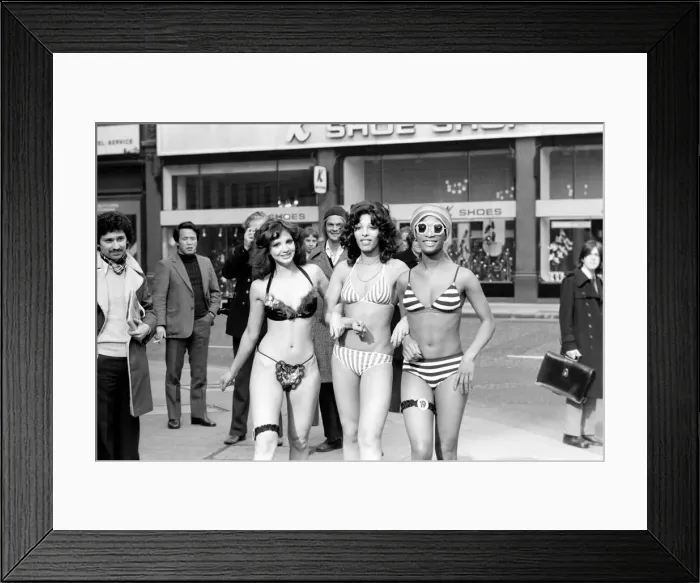 Framed Print : Glamour. February 1975 75-01100-013 Framed Print : Glamour. February 1975 75-01100-013