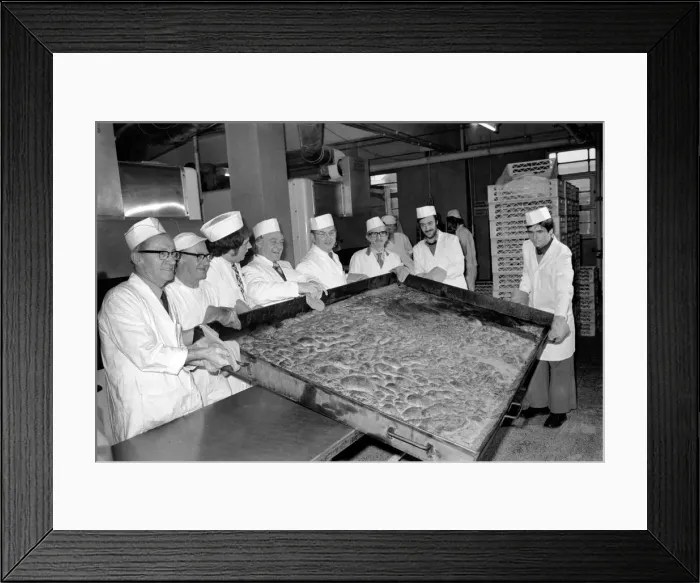 Framed Print : Giant / Unusual / Food. Yorkshire pudding king size. January 1975 75-00320-004 Framed Print : Giant / Unusual / Food. Yorkshire pudding king size. January 1975 75-00320-004