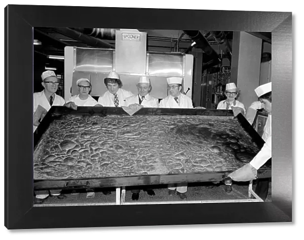 Giant  /  Unusual  /  Food. Yorkshire pudding king size. January 1975 75-00320-001