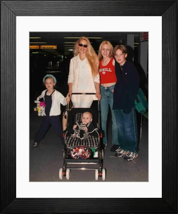 Framed Print : Jerry Hall and family leave Heathrow for Nice July 1998 Framed Print : Jerry Hall and family leave Heathrow for Nice July 1998