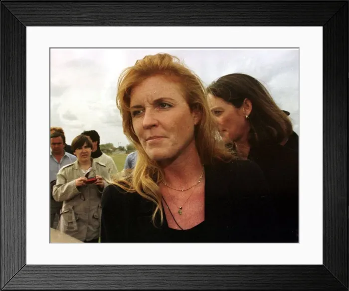 Framed Print : Duchess Of York Sarah Ferguson Sept 1998 at an airstrip Framed Print : Duchess Of York Sarah Ferguson Sept 1998 at an airstrip