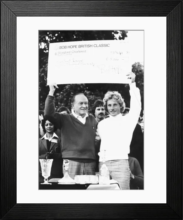 Framed Print : Bob Hope with Bernhard Langer handing over cheque Framed Print : Bob Hope with Bernhard Langer handing over cheque
