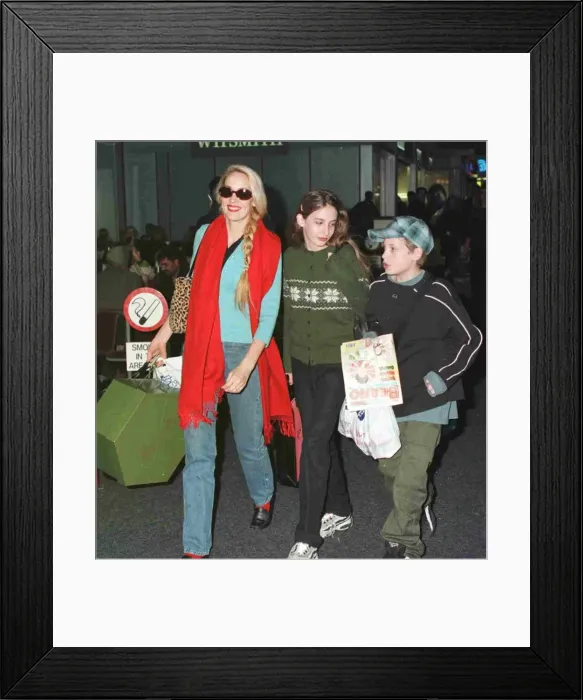 Framed Print : Jerry Hall and children Elizabeth Scarlet and James leaveing Heathrow for Christmas in