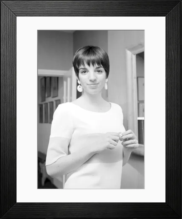 Framed Print : Judy Garlands daughter Lisa Minnelli age 20 pictured her at her Chelsea flat in the Kings